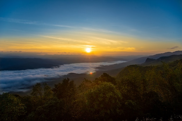 Sole del mattino che sorge in cima alla montagna