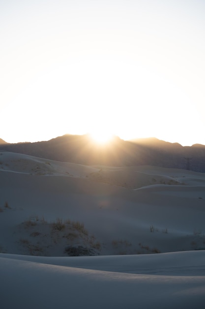 sole dietro le montagne del deserto