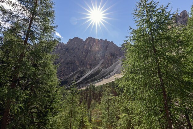 Sole diurno che illumina la cresta delle Dolomiti in Italia