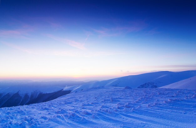 Sole dorato che tocca la montagna sul tramonto Ucraina Carpazi Dragobrat