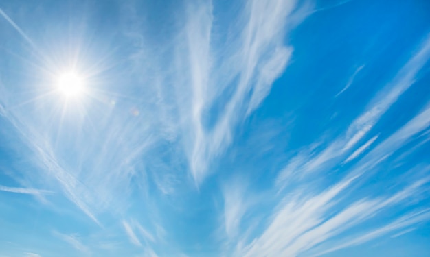 Sole e cielo azzurro con nuvole leggere