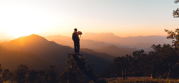 Sole mattutino e viaggio in montagna