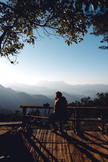 Sole mattutino e viaggio in montagna