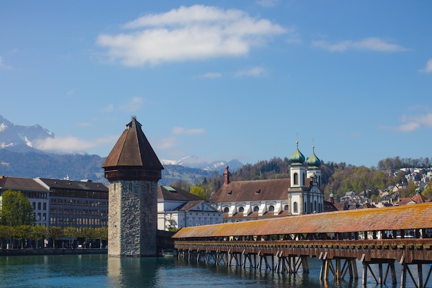 Sole mattutino nel centro della città di Lucerna con il famoso Ponte della Cappella e il lago di Lucerna Canton Lucerna Svizzera