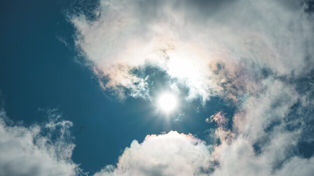 Sole nel cielo attraverso le nuvole