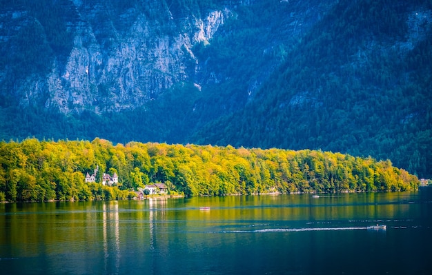 Sole paesaggio autunnale del lago e castello bianco nella foresta Hallstatt