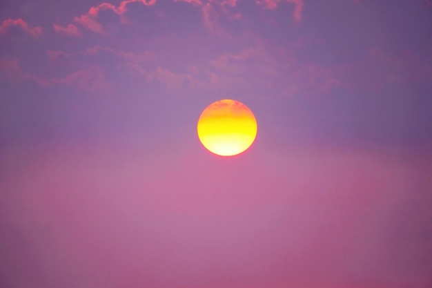 Sole rotondo del primo piano quasi tramonto sul fondo del cielo crepuscolare