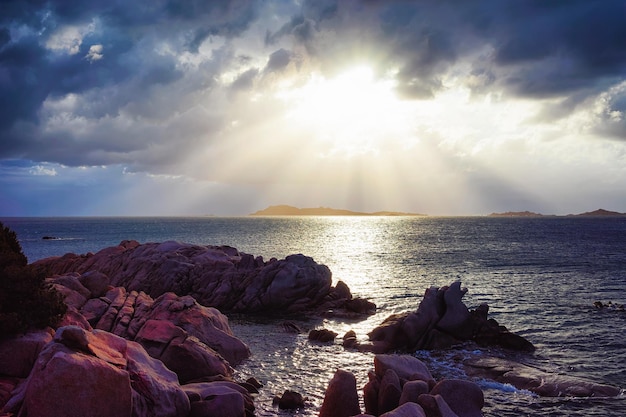 Sole sotto le nuvole sulla spiaggia di Capriccioli, Costa Smeralda, Sardegna d'Italia