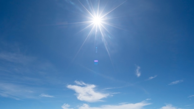 Sole splendente sul cielo blu chiaro con riflesso lente di luce solare sullo sfondo del cielo Sole splendente sul cielo blu Concetto Sfondo della natura e dell'ambiente.