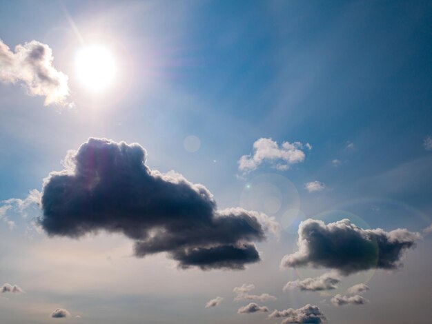 Sole su uno sfondo di cielo blu con nuvole di pioggia