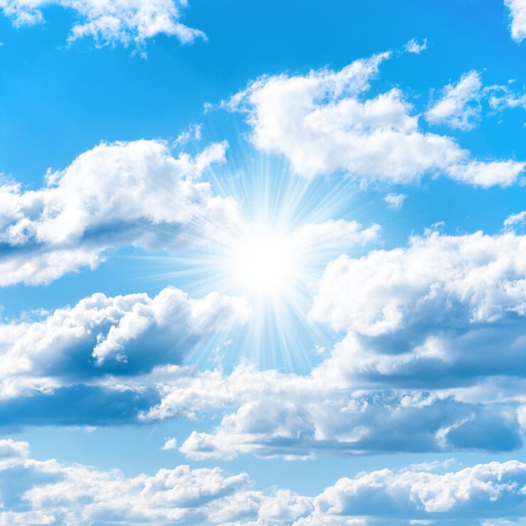 Sole sul cielo blu con le nuvole come sfondo naturale