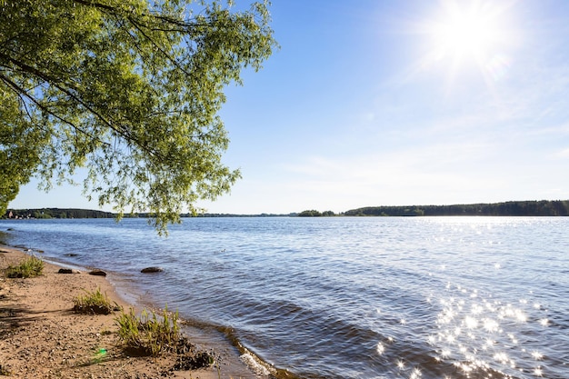 Sole sul fiume Volga in una soleggiata giornata estiva