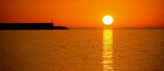 Sole sul mare al tramonto Girato ad Alghero Italia