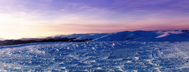 Sole sulle montagne invernali coperte di neve