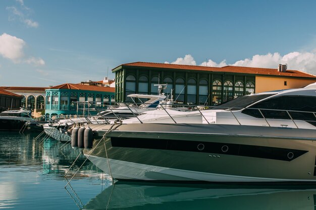 Sole sullo yacht ancorato e moderno nel Mar Mediterraneo