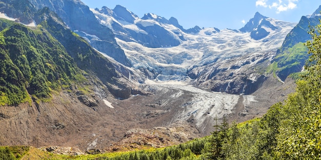 Soleggiata giornata estiva nelle montagne del Caucaso