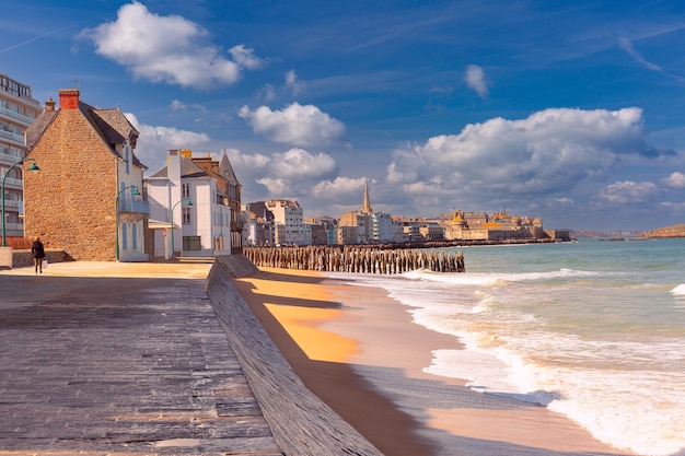 Soleggiata passeggiata e spiaggia della bellissima città portuale murata di Saintmalo all'alta marea Britannia Francia