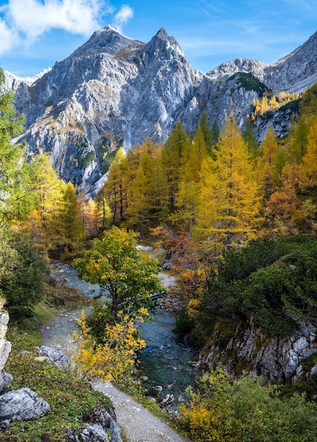 Soleggiate montagne rocciose alpine d'autunno vicino al lago Tappenkarsee Kleinarl Land Salzburg Austria