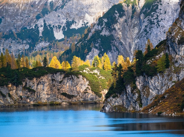 Soleggiato autunno alpino Tappenkarsee lago e montagne rocciose sopra Kleinarl Land Salisburgo Austria