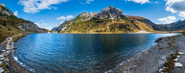 Soleggiato lago alpino autunnale Tappenkarsee e montagne rocciose sopra Kleinarl Land Salisburgo Austria Pittoresca scena escursionistica stagionale e concetto di bellezza naturale