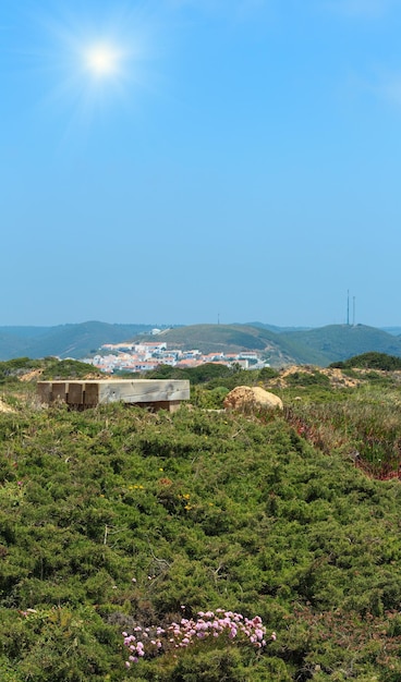 Soleggiato villaggio di Carrapateira sulla costa occidentale dell'Algarve, Portogallo. Vista nebbiosa estiva.