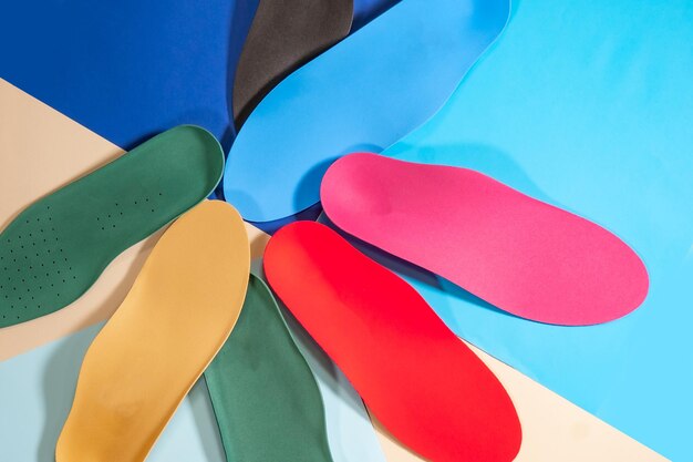 Solette ortopediche per scarpe su sfondo colorato Cura dei piedi