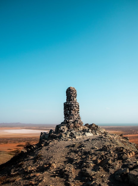 Solitudine di montagna Scatto panoramico verticale del monolito del deserto di Guajira al bagliore dorato del tramonto