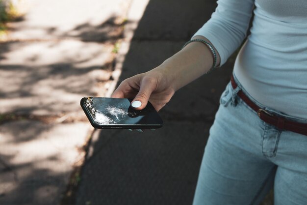 Solleva da terra un telefono rotto