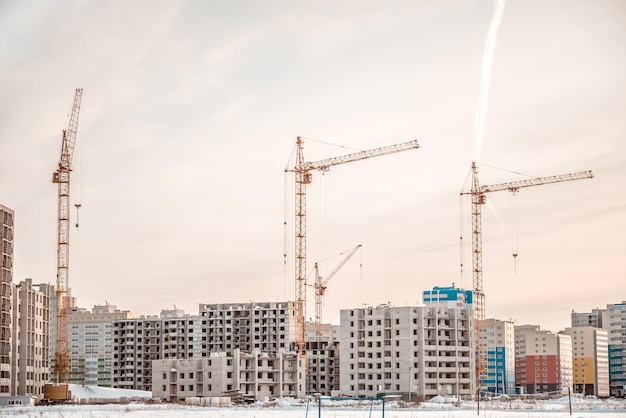 Sollevare la gru un nuovo edificio residenziale