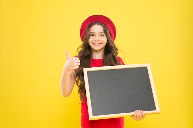 Solo buone notizie Informazioni scolastiche Informarti Bacheca informativa promozionale per bambini Posto per informazioni Ragazza tenere lavagna vuota o lavagna Spazio pubblicitario per la copia Concetto di ritorno a scuola