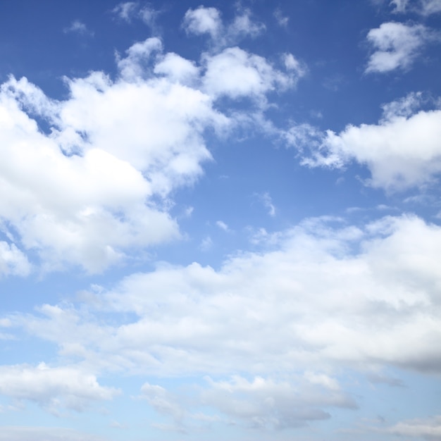 Solo il cielo azzurro con nuvole bianche, può essere utilizzato come sfondo. Ritaglio quadrato