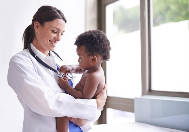 Solo per un controllo pediatrico di routine Inquadratura ritagliata di una pediatra che fa un controllo su un adorabile bambino