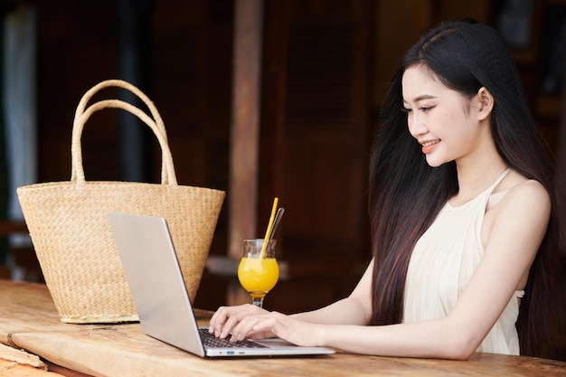 Solopreneur che lavora al bar della spiaggia