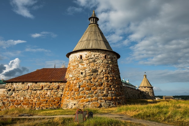 SOLOVKI, REPUBBLICA DI CARELIA, RUSSIA - 14 AGOSTO 2018: Monastero di Solovki al giorno di estate.