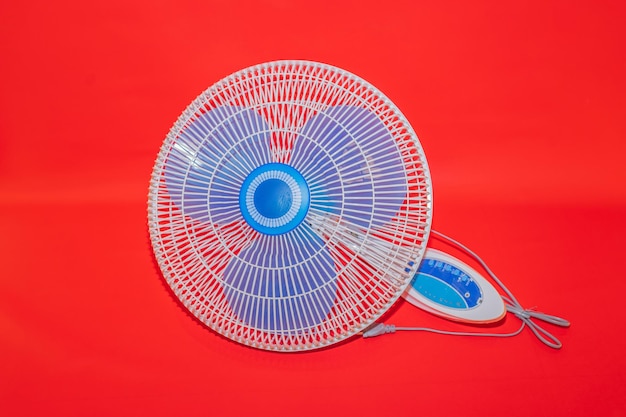 Soluzione di flusso d'aria rinfrescante con ventilatore a parete blu e bianco