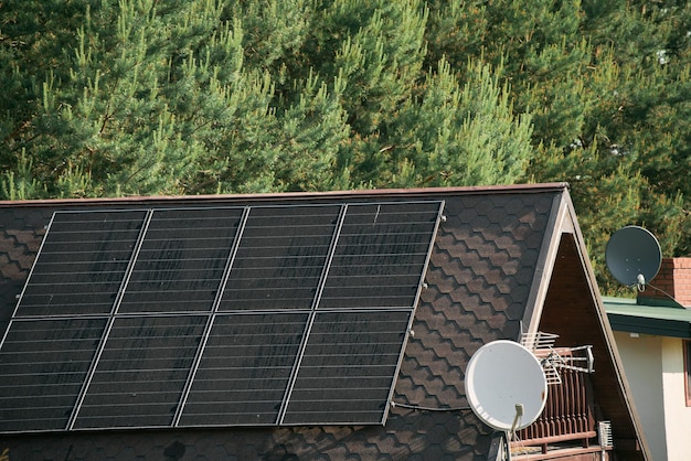 Soluzione energetica ecocompatibile con pannelli solari su una moderna casa residenziale Pannelli solari sul tetto della casa contemporanea Concetto di futuro sostenibile