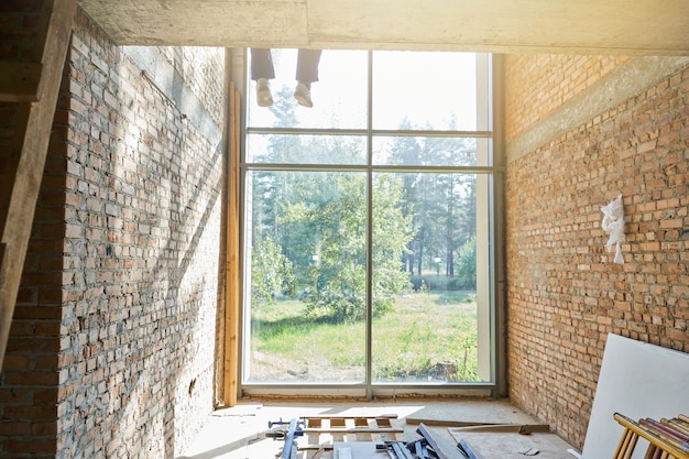 Soluzioni edilizie. Vista interna di una nuova casa in costruzione in una giornata di sole