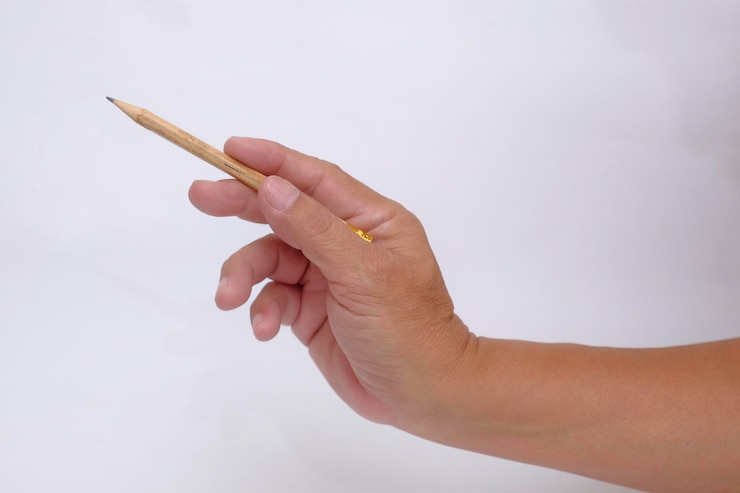 Photo someone pointing at something using pencil in the hand