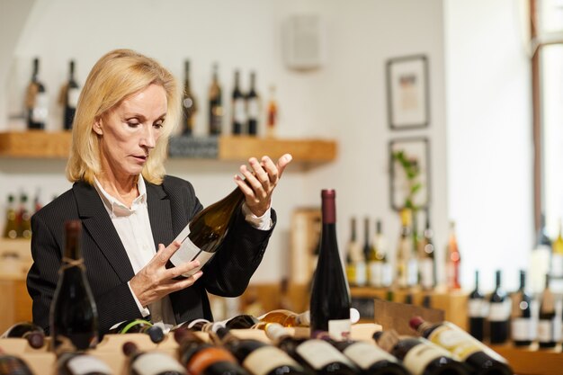 Sommelier femminile che sceglie vino