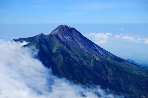 Sommità del vulcano Merapi a Yogyakarta, una vista dalla montagna di Merbabu, Magelang, Indonesia.