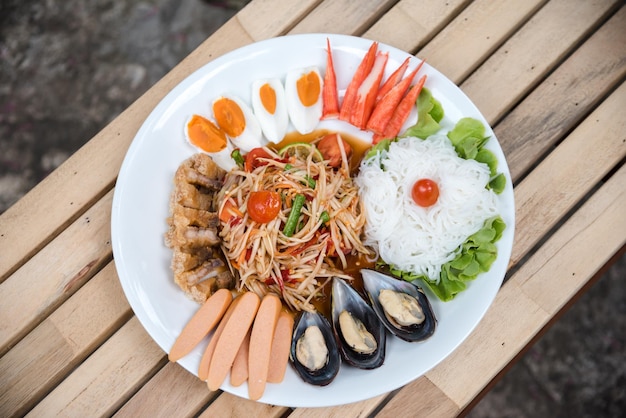 Somtam tad. L&#39;insalata di papaya è un vassoi popolari in Tailandia.