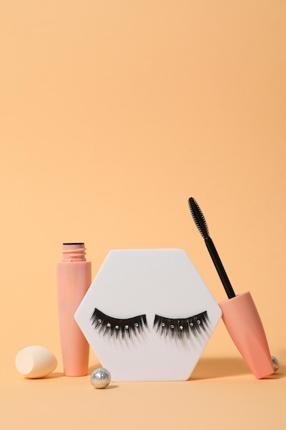 Soncept di strumenti di cosmetologia e trattamento di bellezza ciglia finte