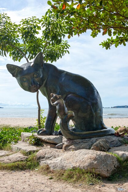 Songkhla Thailandia 23 luglio 2007 Statua del gatto e del topo sulla spiaggia di Laem Samila La statua rappresenta le due isole dell'isola di Koh Maew Cat e dell'isola di Koh Noo Rat