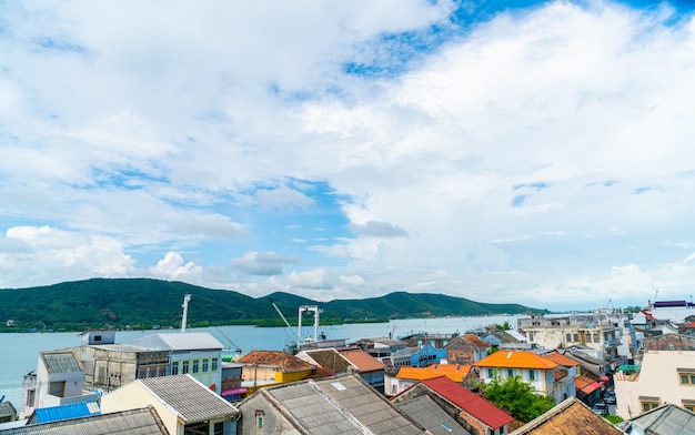 Songkla vista sulla città withblue cielo e baia in Thailandia