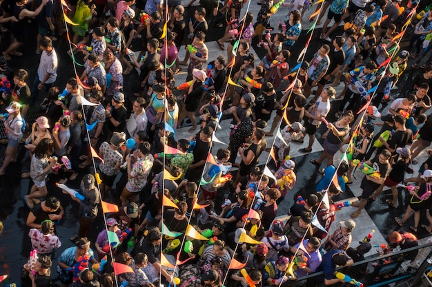 Songkran Water Festival affollato di pelple a Bangkok