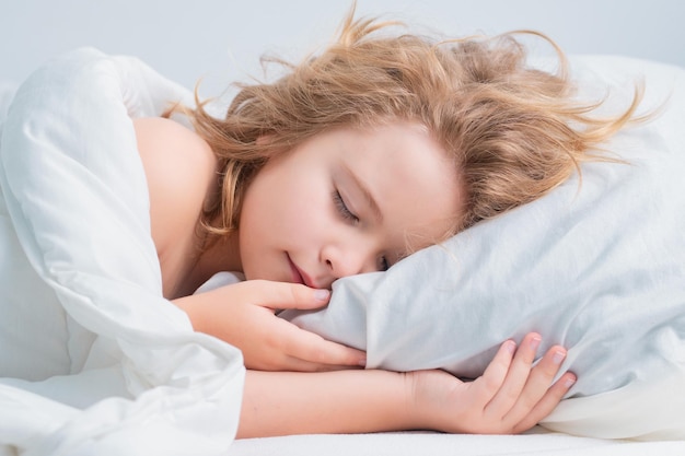 Sonno dolce bambino che dorme sul letto a casa prima di coricarsi il bambino dorme bambino addormentato sul cuscino morbido con bl