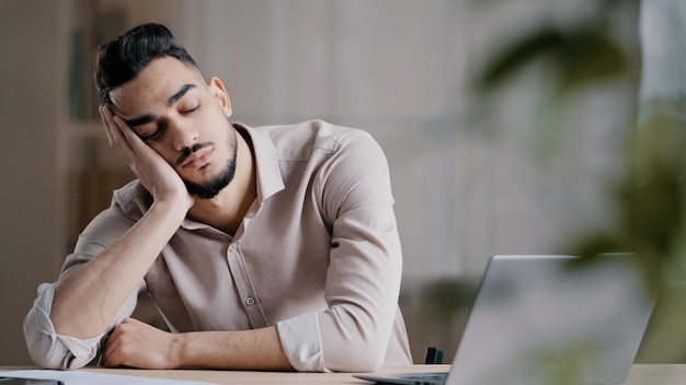 Sonnolento, stanco, impiegato ispanico, uomo d'affari, sognatore, dorme a casa, in ufficio, sul posto di lavoro, fa un pisolino.