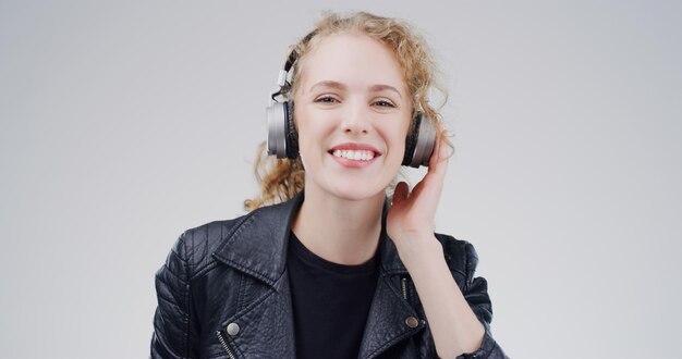 Sono innamorato della musica Foto in studio di una giovane donna attraente che balla su uno sfondo grigio