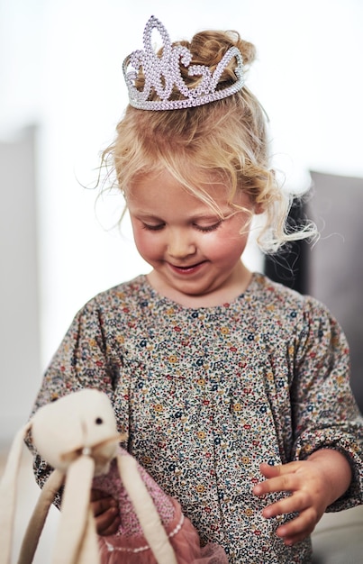 Sono la principessa di questa casa Ripresa ritagliata di un'adorabile bambina in piedi da sola in soggiorno e che gioca con i suoi giocattoli a casa