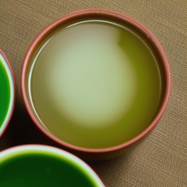 sono mostrate tre tazze di liquido verde e giallo.